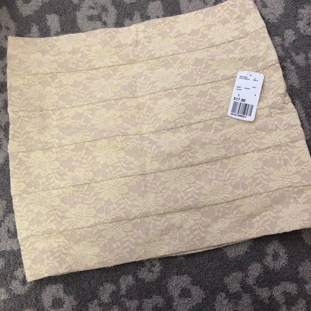Lace cream mini skirt